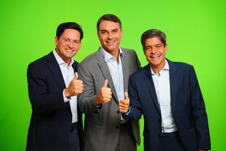 flavio-bolsonaro-esta-em-salvador-em-caminhada-com0140507600202610081404-ScaleDownProportional
